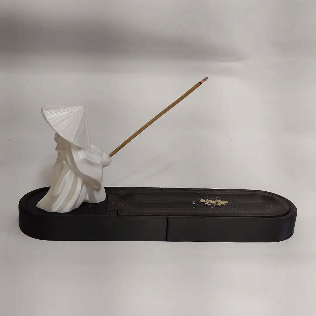 Incensário com espaço para guardar incenso .