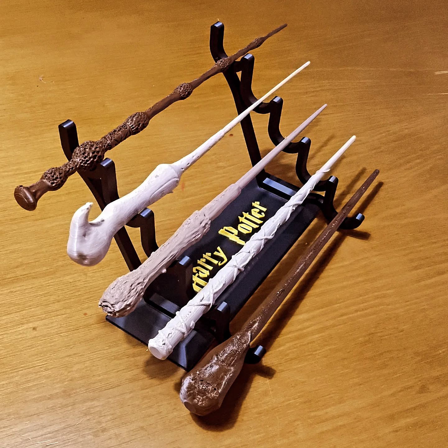 Conjunto de decoração de varinhas Harry Potter.